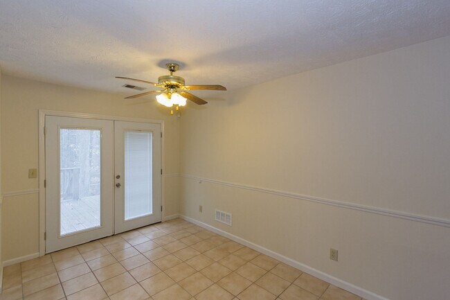 Building Photo - COMING SOON - Spacious 3 Bedroom, 2 Bathro...