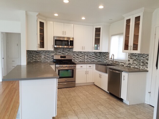 Primary Photo - 3180 Rowena Ave