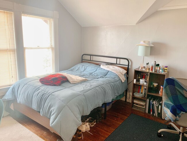 Building Photo - PRELEASING: Classic N Garden 6 bdrm/3 bath near WWU North Campus