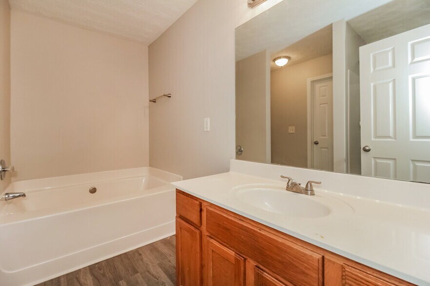 Building Photo - 2028 Oak Terrace Dr SE