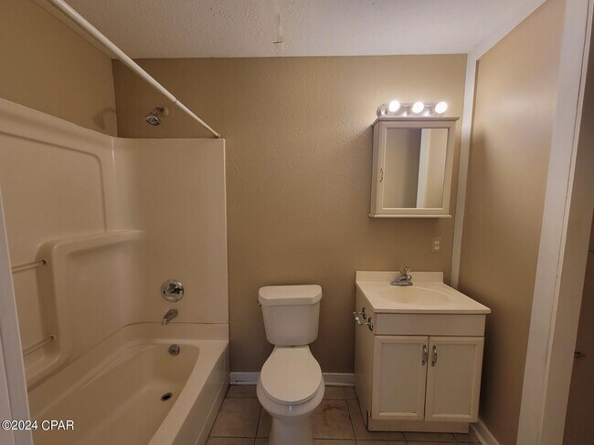 Building Photo - 1710 Chestnut Ave