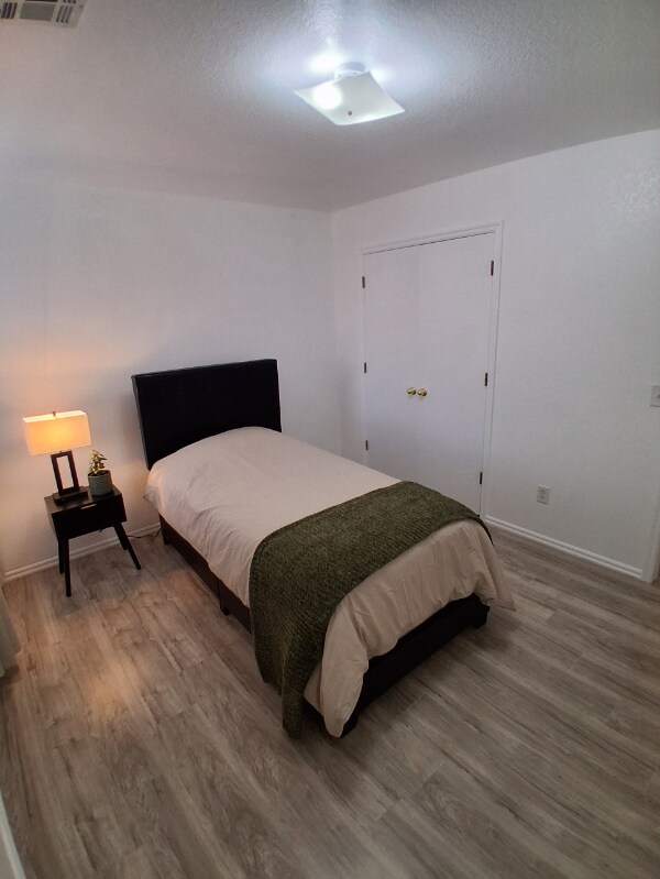 Building Photo - 2036 Cloverdale Ln