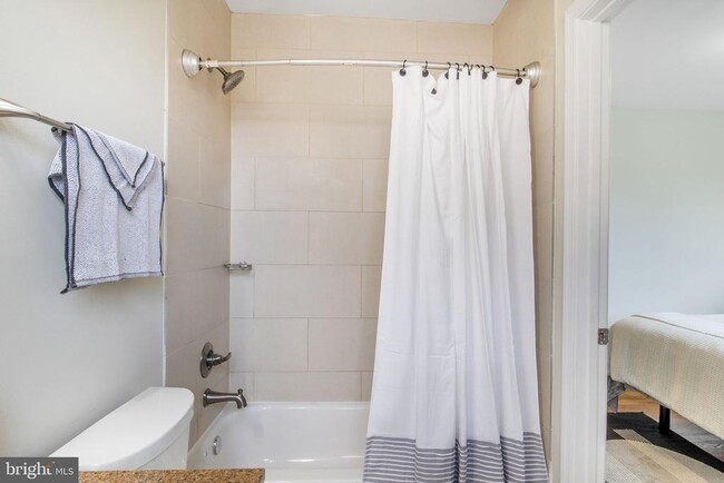 Building Photo - 417 18th St NE