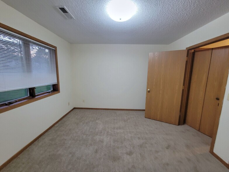 Building Photo - 855 Highview Dr