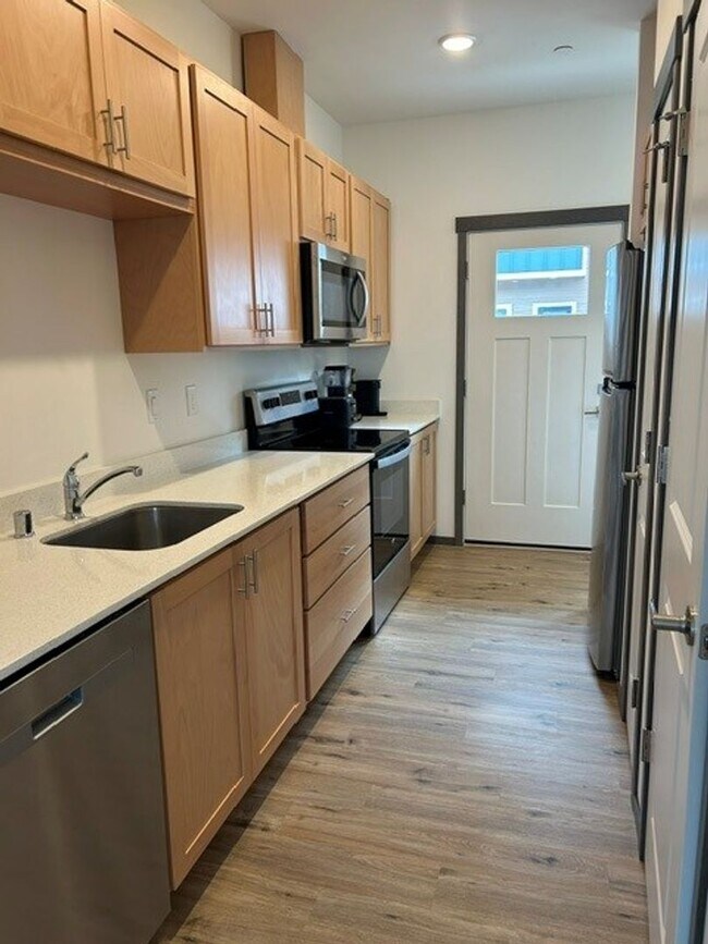 Building Photo - Windergreen Townhome