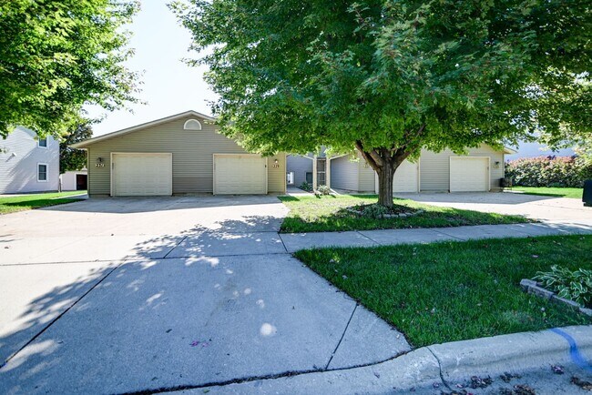 Building Photo - Broadway Drive - Sun Prairie