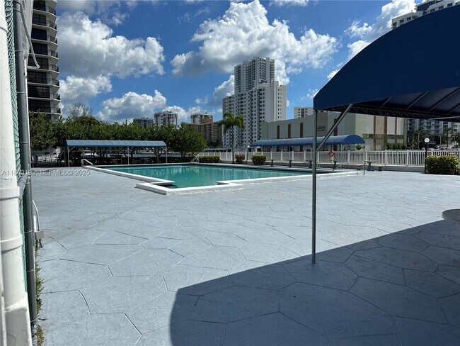 Building Photo - 400 Leslie Dr