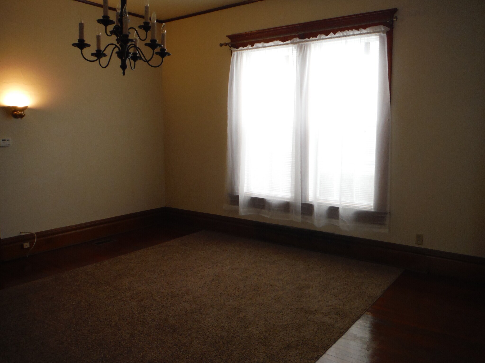 dining room - 916 W 3rd St