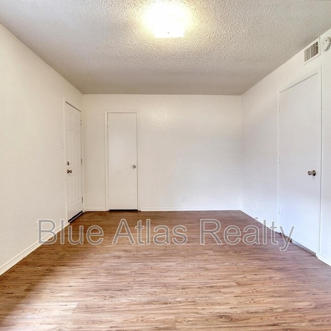 Building Photo - 6859 S Creek Dr
