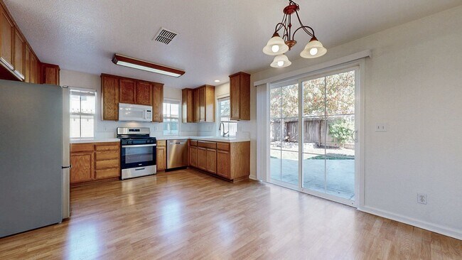 Building Photo - Beautiful 3 Bedroom 2.5 Bath Single Family...