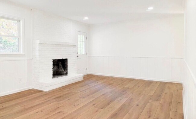 Building Photo - Beautiful 3/2 Home Available Now!