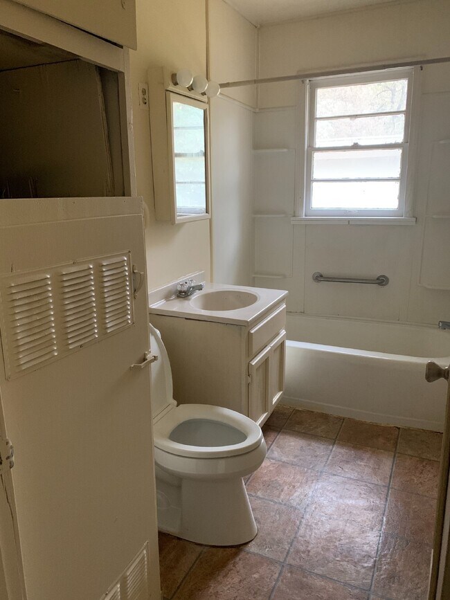 Building Photo - Cozy 2 Bedroom Apartment with 800 sqft in Jonesboro, AR - A Must-See Rental Property!