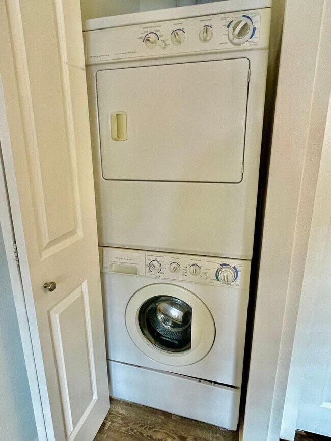 Building Photo - Adorable Condo in Perfect Fort Collins Location!