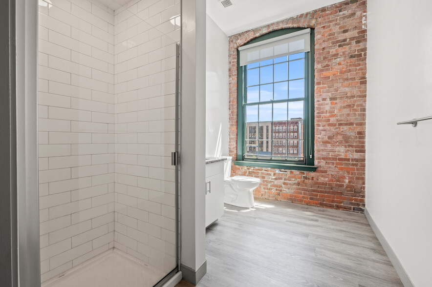 Building Photo - 100 Allyn St