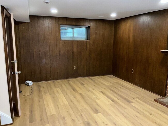 Building Photo - Very well maintained 4BR 2.5BA 5 level spl...