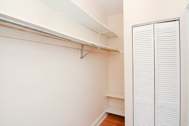 Building Photo - 2226 W Wilson Ave