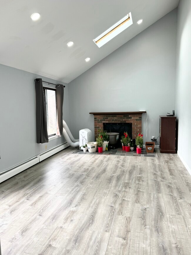 Building Photo - 12 Echo Ln