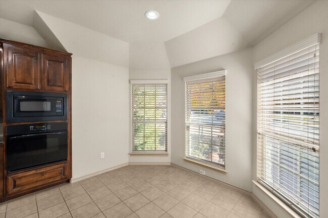 Building Photo - 1613 Country Hills Dr