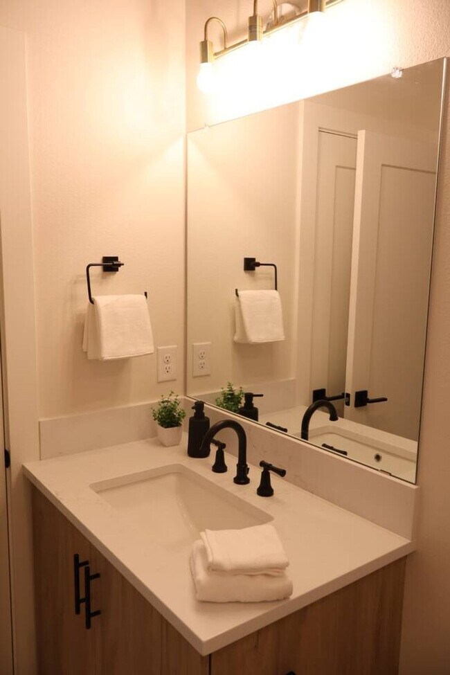 Building Photo - 204 E 35th St