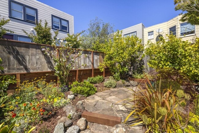 Building Photo - Lone Mountain - 3 BR, 2 BA House 2,185 Sq....