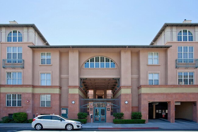 Building Photo - 1 Bedroom Condo for Rent at The Plaza