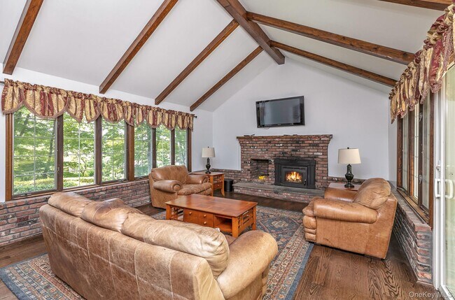 Building Photo - 451 River Rd