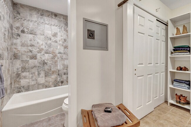 Building Photo - 170 Forest St