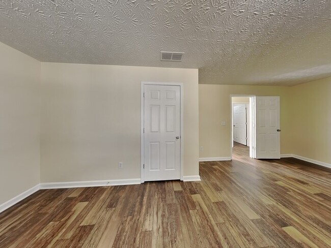 Building Photo - MOVE IN BY MARCH 31, 2025 HALF OFF APRIL R...