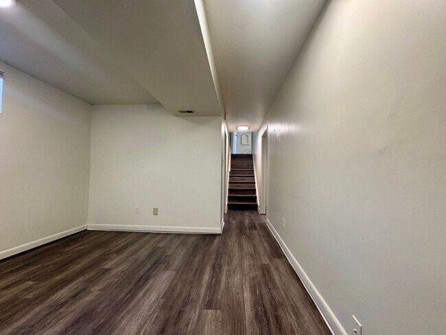 Building Photo - Beautiful 5 bedroom 2.5 bathroom home available NOW!!!