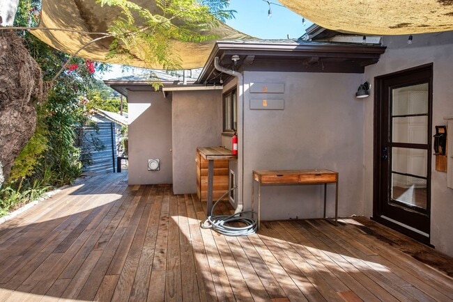 Building Photo - Gorgeously Restored Downtown Home!