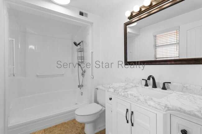 Building Photo - 9425 W Rolling Hills Dr