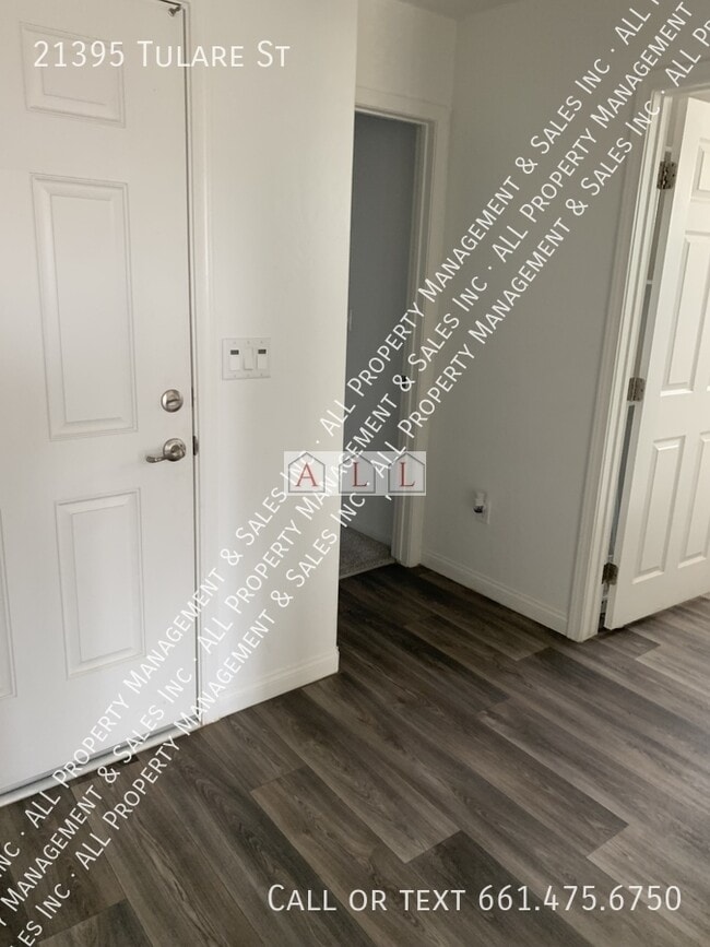 Building Photo - 21395 Tulare St