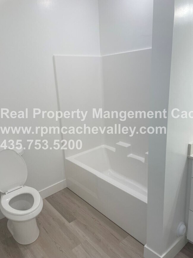 Building Photo - 472 W 40 S