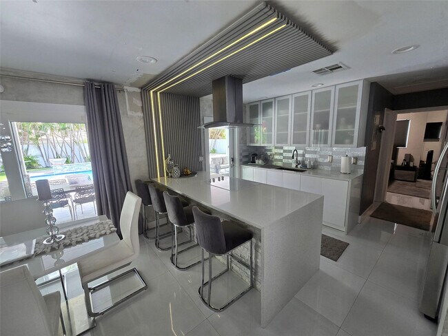 Building Photo - 2340 NE 8th Ave