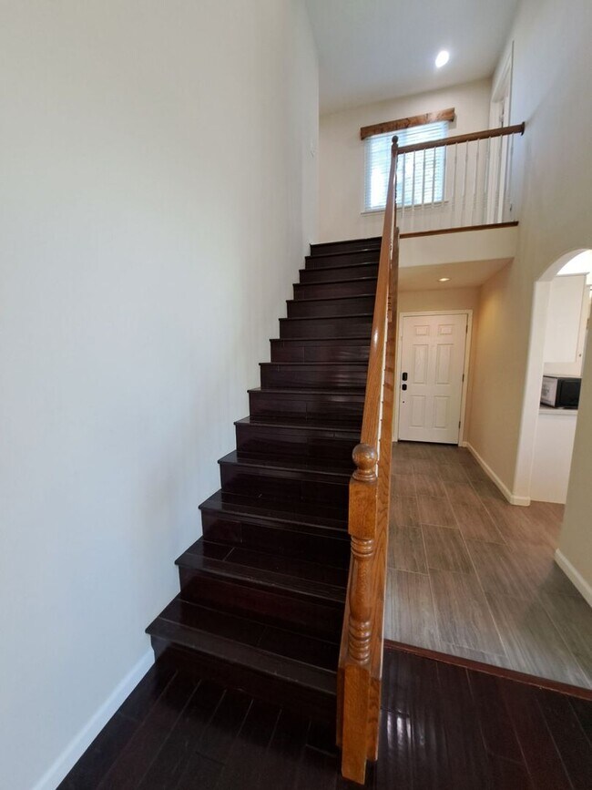 Building Photo - 3-Bedroom 2 Story Home in a Gated Communit...