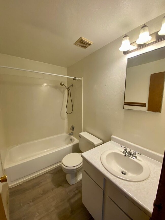 Building Photo - Hard to find 1 bdrm, 1 bath w/ garage!  1.7 miles from Sky Lakes Medical Center and Oregon Tech!