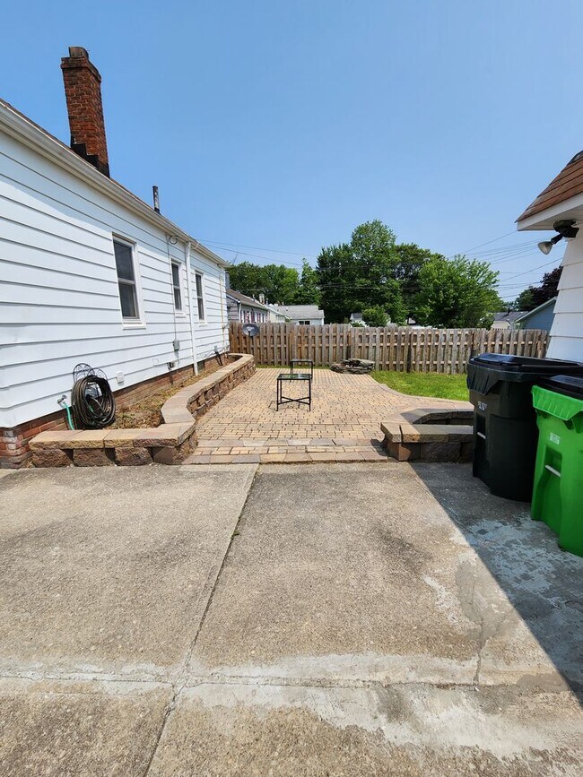 Building Photo - Beautiful 3 Bedroom Home For Rent