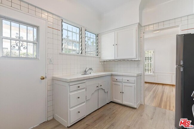 Building Photo - 448 1/2 S Wilton Pl