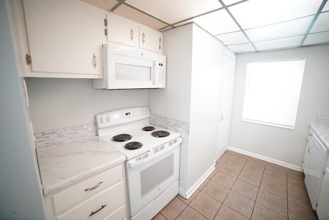 Building Photo - 2325 W Pensacola St