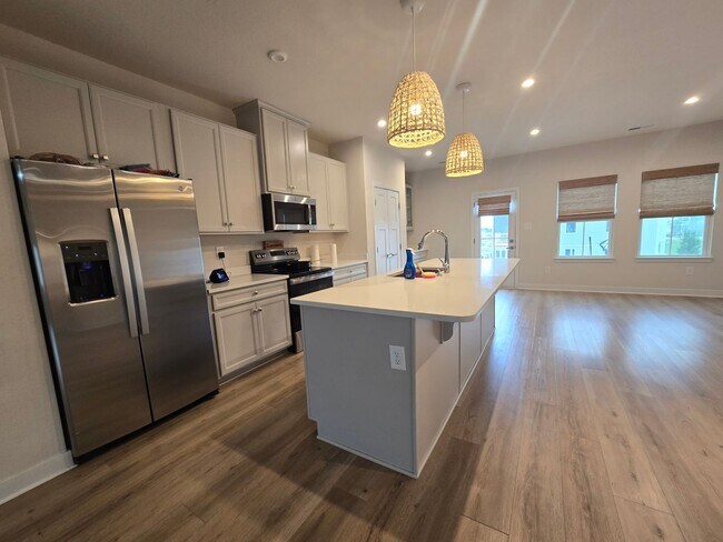 Building Photo - 4 Bed, 3.5 Bath Townhome Located just minutes from the VA/NC Line