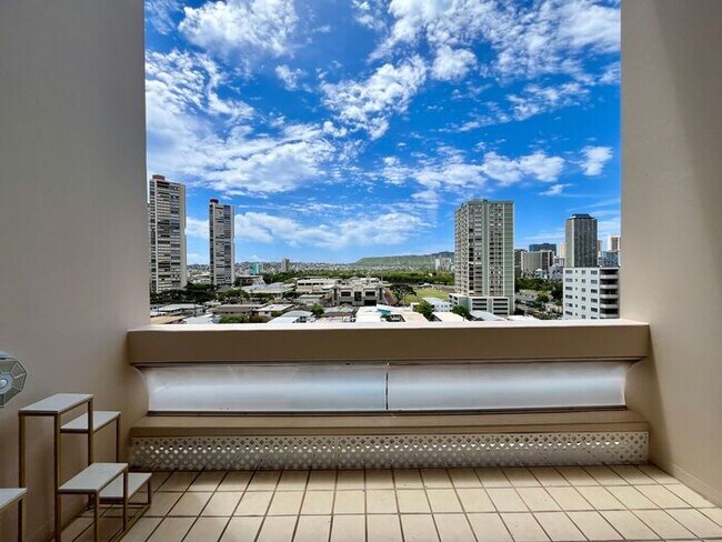 Building Photo - Large 2 Bed, 2.5 Bath Condo in the Ala Wai Plaza with 1 Parking
