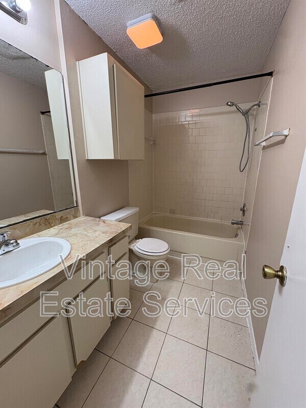 Building Photo - 3319 Fox Lake Dr
