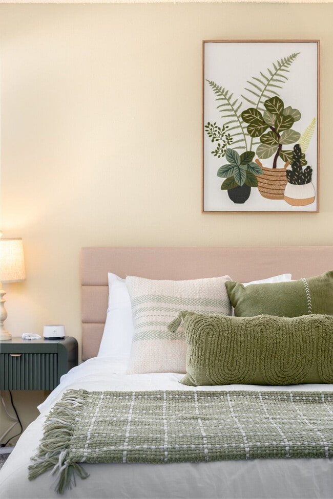 Building Photo - 2348 S Vermont St