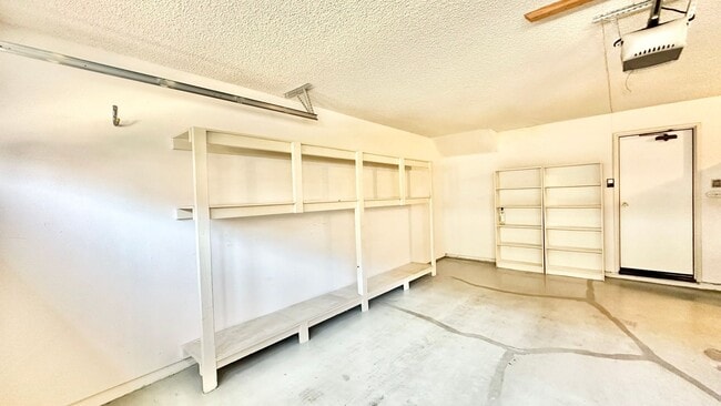 Building Photo - Beautiful, End Unit Condo, in the Very Des...