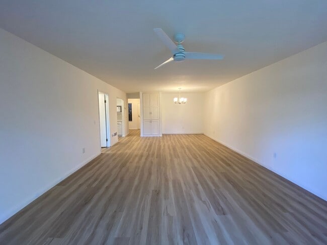 Building Photo - Spacious 2 Bedroom/ 2 Bath in the Highly Desired Tropical Setting of Windsong Cove Community of C...