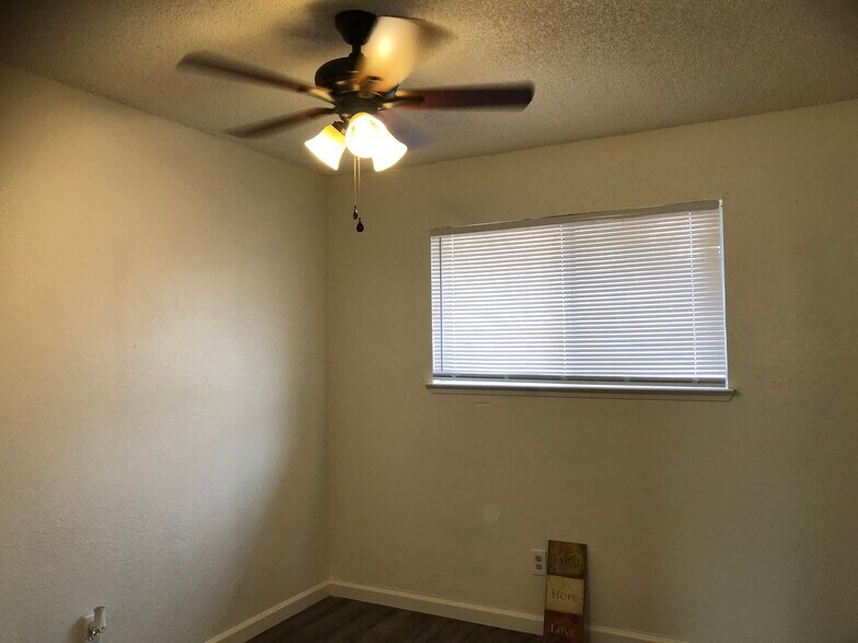 Building Photo - 2514 W Hemlock Ct