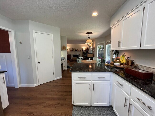 Building Photo - Beautiful 4Bd + 3Ba in Portland!! Offers Beautiful Outdoor Views and Great Gardening Backyards!!