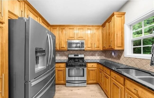 Building Photo - 164 Greenview Dr