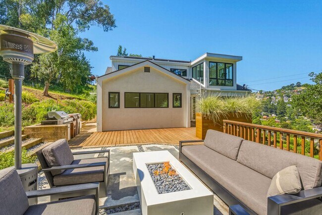 Building Photo - Beautifully Remodeled 4BR + Office Mill Valley Home — Furnished, Private 3/4-Acre Setting, Walk t...