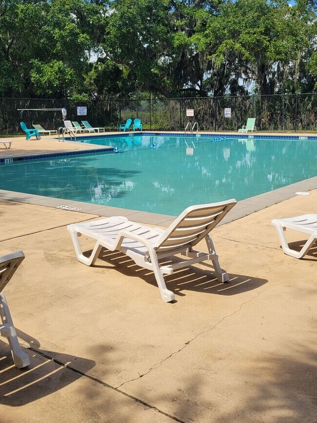 Building Photo - Available now. 3BR/3.5 BA Townhome in Ashl...